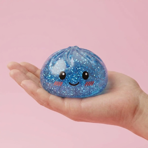 Glitter Dumpling Squishy Kalmerend Blauw in de hand gehouden, echte grootte