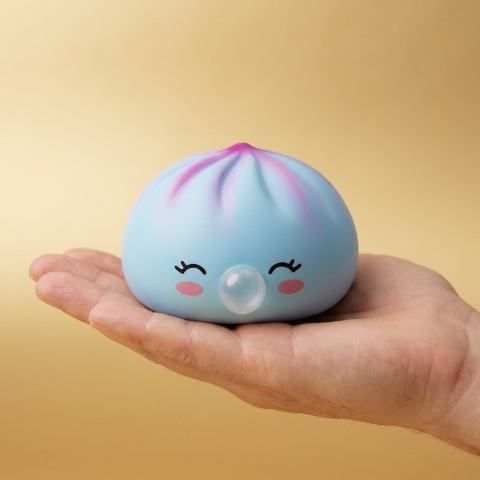 Dumpling Squishy Frost Blue Rare Blow IJsblauw in de hand gehouden, echte grootte