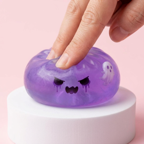 Ghost Dumpling Squishy Boo tijdens het knijpen, zacht materiaal