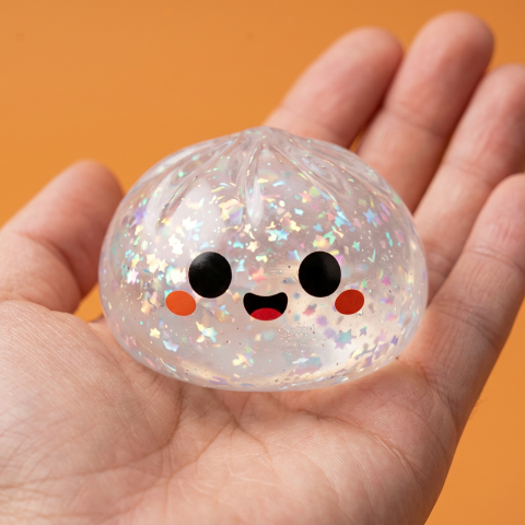Dumpling Squishy Spook Halloween Glitter Zilver in de hand gehouden, echte grootte