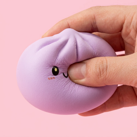 Dumpling Squishy Grijs-Magenta met Bamboe Mandje — slow-rise effect, het schuim vert langzaam terug