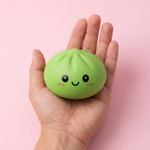 Dumpling Squishy Matcha Groen met Bamboe Mandje in de hand gehouden, echte grootte