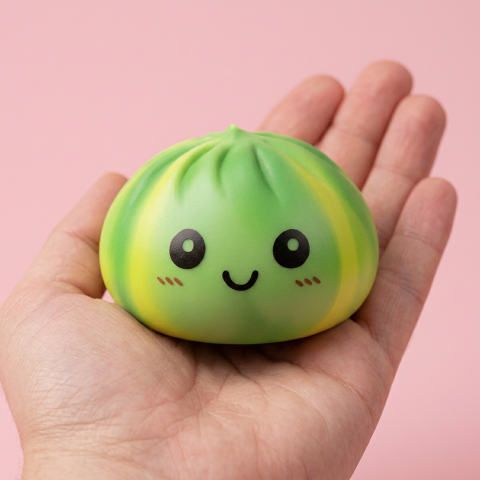 Squishy Dumpling Tie Dye Groen Swirl in de hand gehouden, echte grootte
