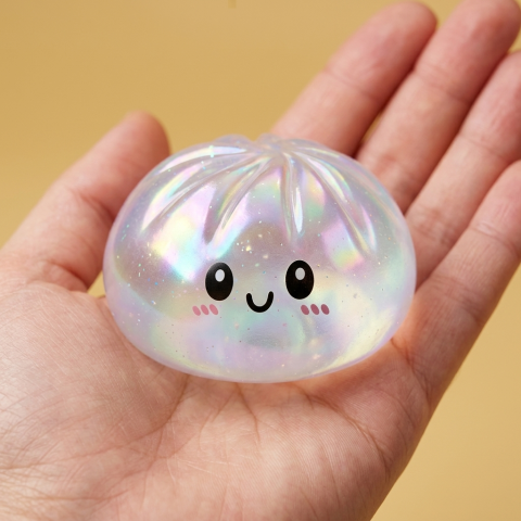 Dumpling Squishy Holographic Iriserend in de hand gehouden, echte grootte