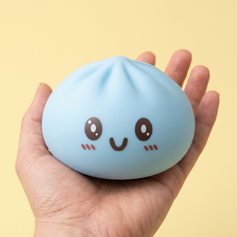 Squishy Dumpling Blue Giant Jumbo in de hand gehouden, echte grootte
