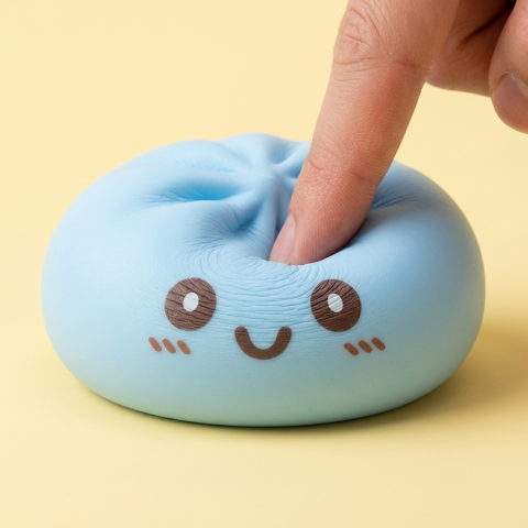 Squishy Dumpling Blue Giant Jumbo tijdens het knijpen, zacht materiaal