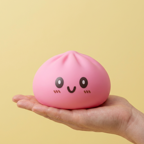 Dumpling Squishy Giant Roze in de hand gehouden, echte grootte