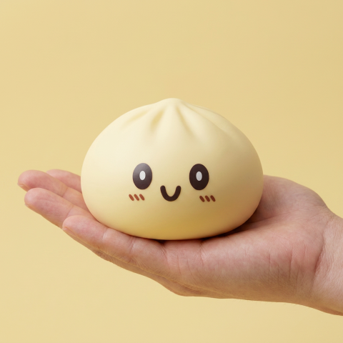 Dumpling Squishy Giant Geel – XXL Slow Rise in de hand gehouden, echte grootte