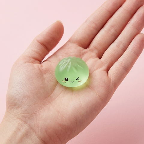 Mini Dumpling Squishy Suiker Set met Bamboe Mandje in de hand gehouden, echte grootte