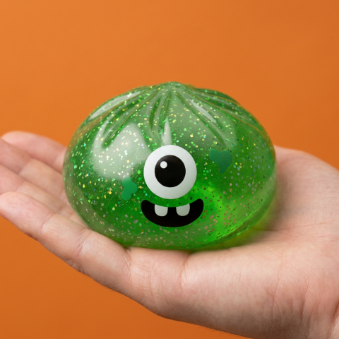 Squishy Dumpling Monster Halloween Groen Glitter in de hand gehouden, echte grootte