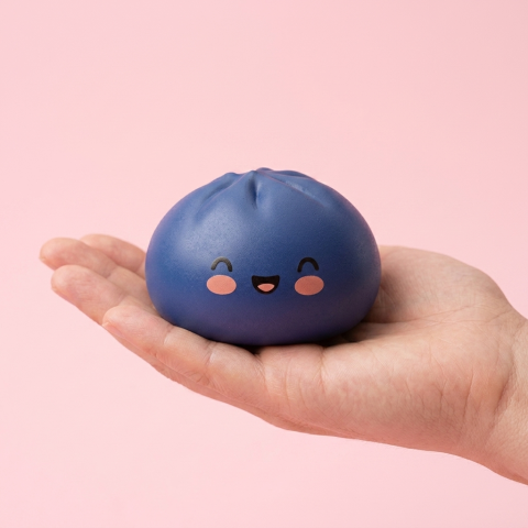 Dumpling Squishy Navy Blue Midnight in de hand gehouden, echte grootte