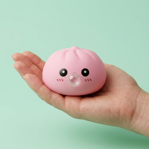Dumpling Squishy Roze Zacht & Pluizig in de hand gehouden, echte grootte
