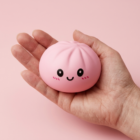 Pink Squishy Dumpling Zachte Bloesem in de hand gehouden, echte grootte