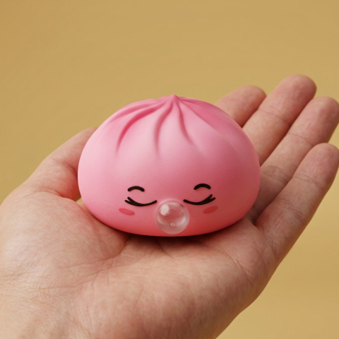 Dumpling Squishy Rose Rare Blow met Bamboe Mandje in de hand gehouden, echte grootte