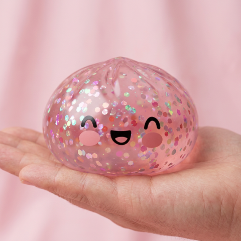 Dumpling Squishy Rose Sparkle Bubblegum Roze in de hand gehouden, echte grootte