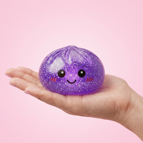 Glitter Dumpling Squishy Paars Dromerig in de hand gehouden, echte grootte