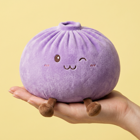 Dumpling Squishy Giant Paars in de hand gehouden, echte grootte