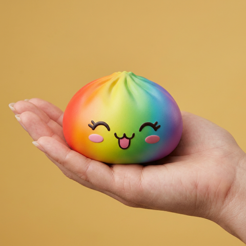 Rare Dumpling Squishy Regenboog in de hand gehouden, echte grootte
