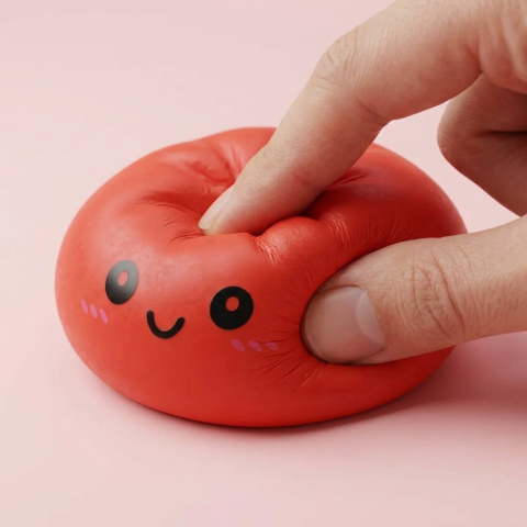 Dumpling Squishy Kersenrood met Bamboe Stoomkorfje — slow-rise effect, het schuim vert langzaam terug