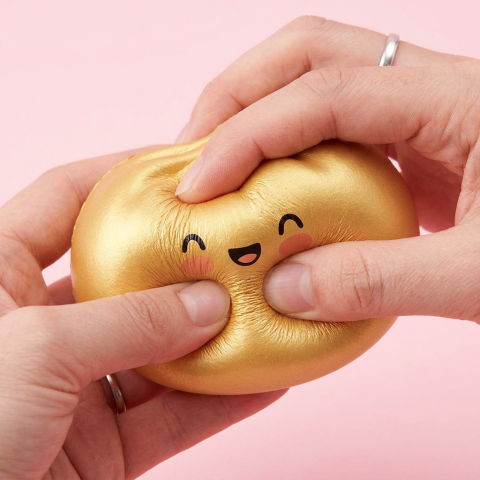 Dumpling Squishy Doré Lucky Goud — slow-rise effect, het schuim vert langzaam terug