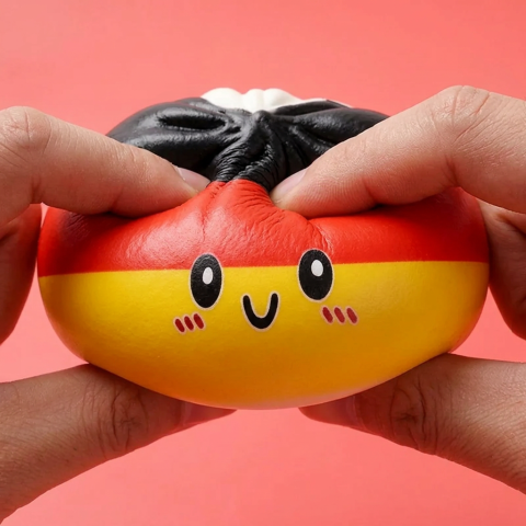 Flag Squishy Toy Duitsland – Dumpling Zwart-Rood-Goud — slow-rise effect, het schuim vert langzaam terug