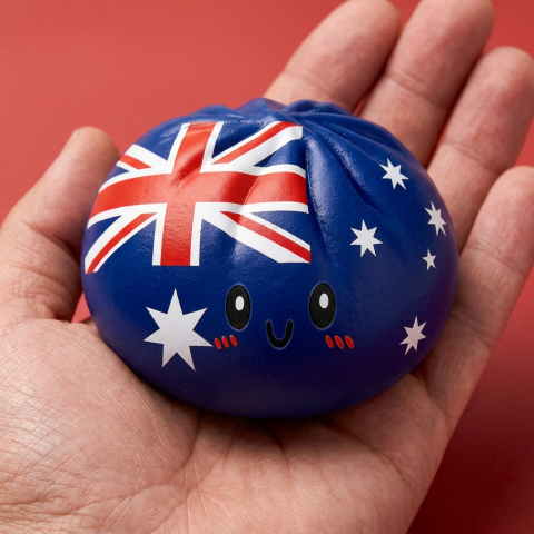 Flag Squishy Dumpling Australië in de hand gehouden, echte grootte
