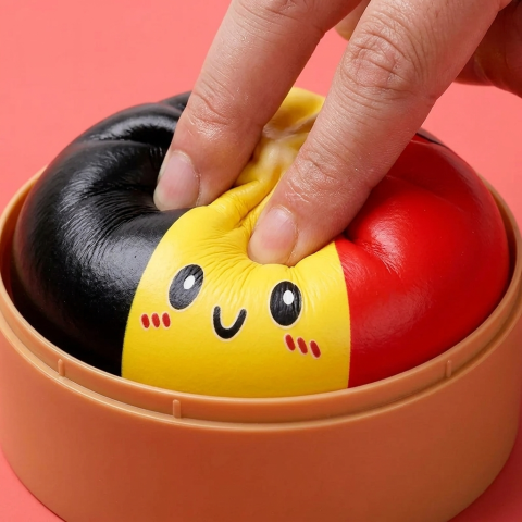 Squishy Dumpling Flag België in Rood-Zwart-Geel tijdens het knijpen, zacht materiaal