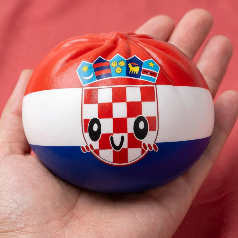 Flag Squishy Dumpling Kroatië in de hand gehouden, echte grootte