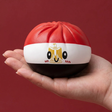Flag Dumpling Squishy Egypte – Rood, Wit, Zwart in de hand gehouden, echte grootte
