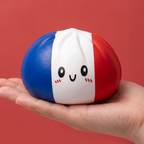 France Flag Squishy Dumpling – Blauw Wit Rood in de hand gehouden, echte grootte