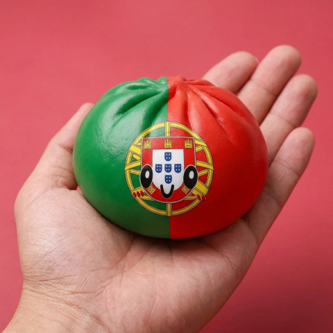 Squishy Dumpling Portugal met Bamboe Mandje in de hand gehouden, echte grootte