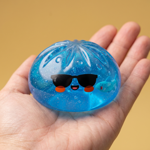 Dumpling Squishy Zonnebril – Stoere Editie in de hand gehouden, echte grootte