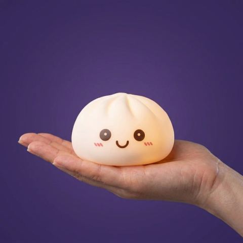Dumpling Squishy Nachtlampje Maanlicht Wit in de hand gehouden, echte grootte