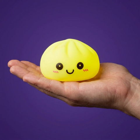 Dumpling Squishy Nachtlampje Zonnig Geel in de hand gehouden, echte grootte
