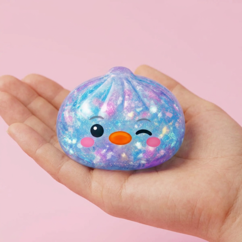 Dumpling Squishy Pinguïn Blauw Galaxy in de hand gehouden, echte grootte