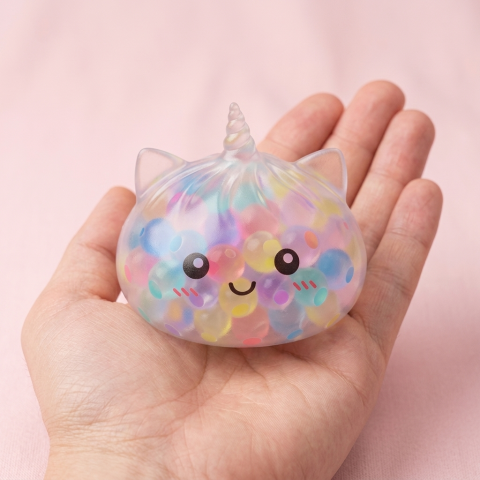 Squishy Dumpling Unicorn Bubble Pastel Multicolor in de hand gehouden, echte grootte