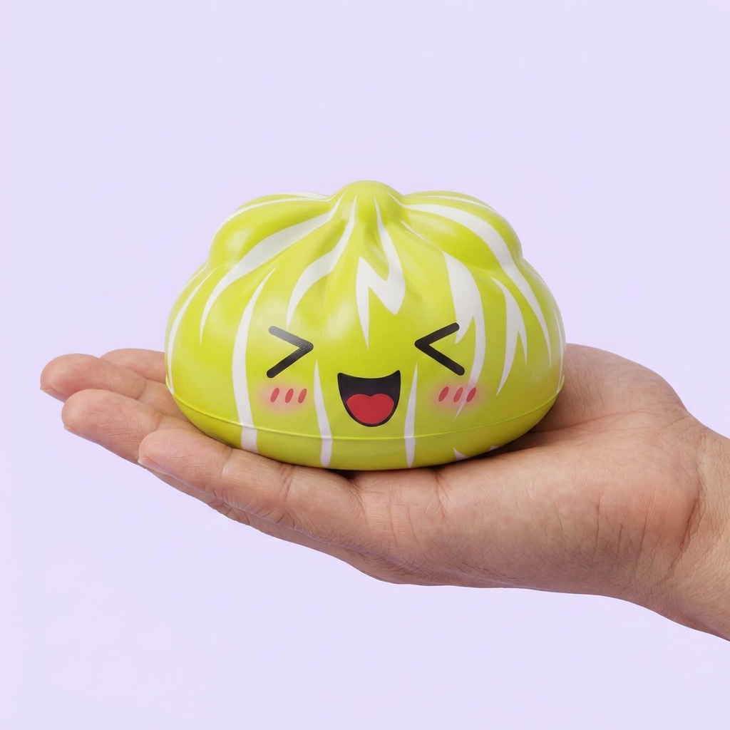 Squishy Dumpling Mystery Happy Faces in de hand gehouden, echte grootte