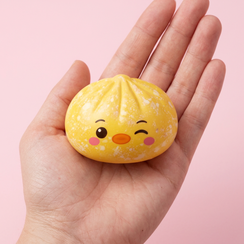 Dumpling Squishy Pinguïn Boterbloemgeel in de hand gehouden, echte grootte